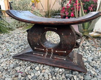 ヴィンテージの手彫りアシャンティスツール：アフリカの木製アクセント