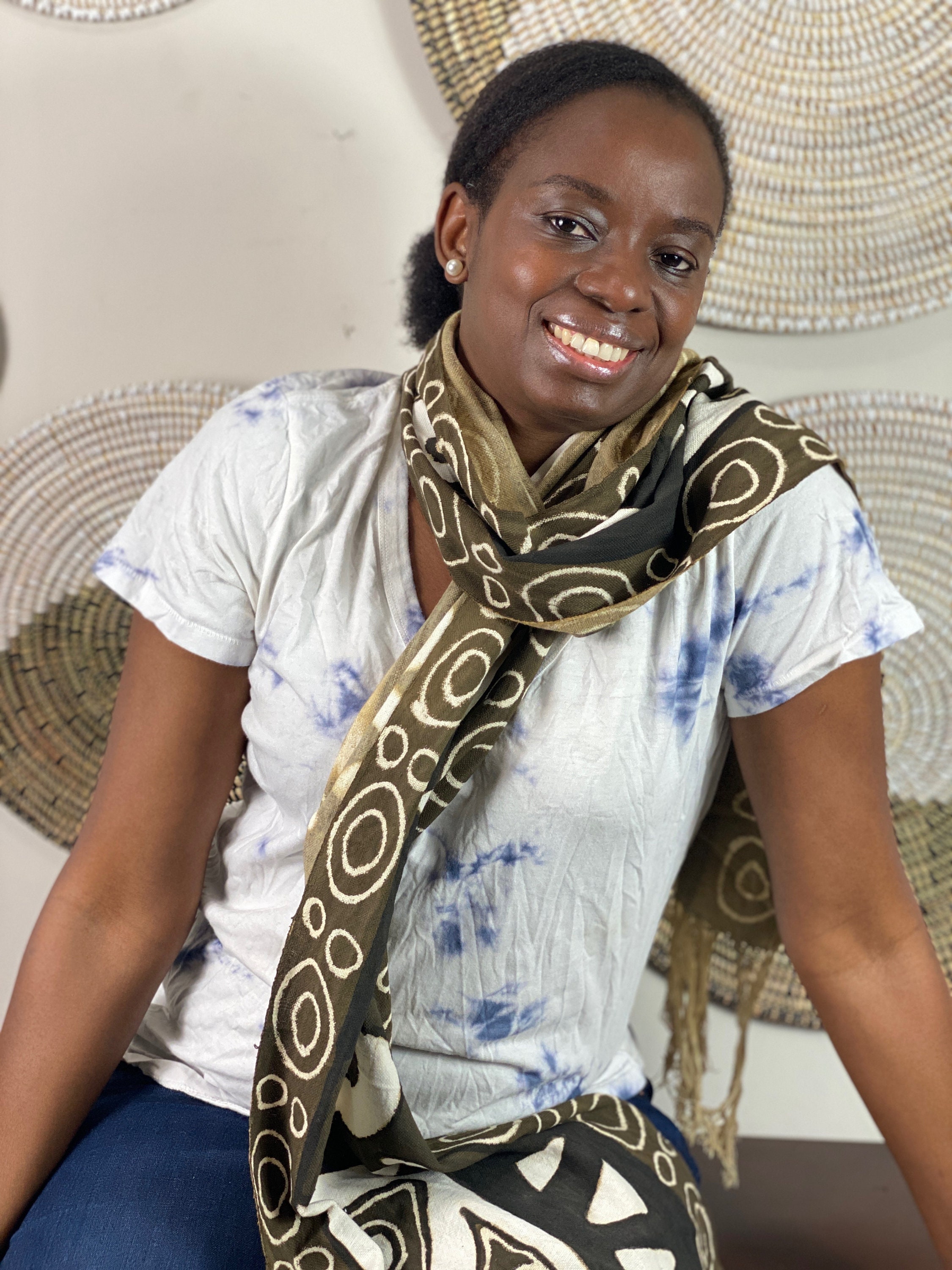 オリーブグリーンのアフリカンマッドクロススカーフ：手描きコットン