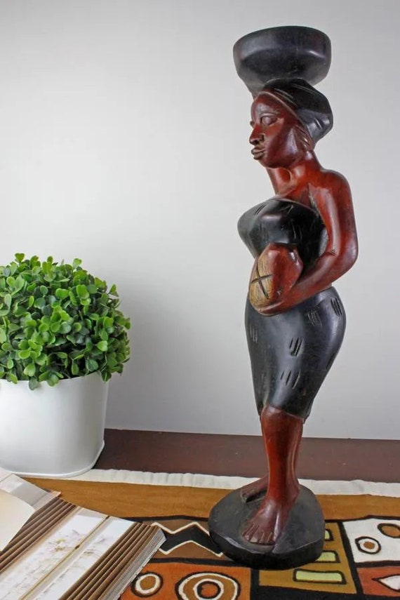 頭に花瓶を乗せたアフリカの木彫りの女性の部族彫刻 - Etsy 日本
