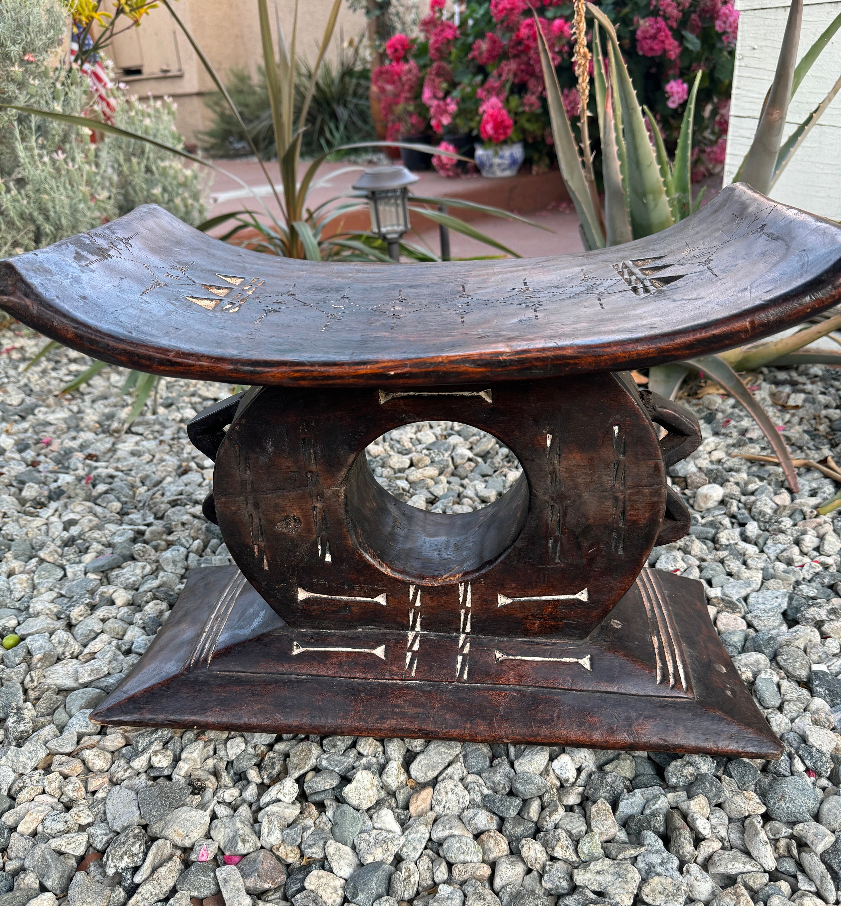 ヴィンテージの手彫りアシャンティスツール：アフリカの木製