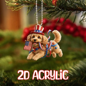 Puede incluir: Adorno acrílico 2D de un perro con sombrero patriótico y una bandera estadounidense. El perro está adornado con cintas y estrellas rojas, blancas y azules. El texto "2D ACRYLIC" se muestra en rojo y blanco.