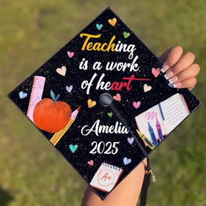 Adorno para birrete de graduación "Enseñar es un trabajo de corazón", birrete de graduación para maestros, personalización de birrete de graduación, regalo de graduación para maestros, adorno para birrete de maestro