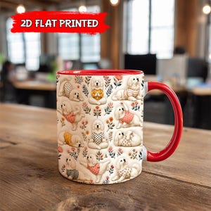 Könnte beinhalten: Ein weißer Keramikbecher mit rotem Henkel und rotem Innenrand, der ein wiederkehrendes Muster aus weißen Hunden in verschiedenen Yoga-Posen und Outfits zeigt, durchsetzt mit kleinen bunten Blumenillustrationen. Der Text 2D FLAT PRINTED ist sichtbar.
