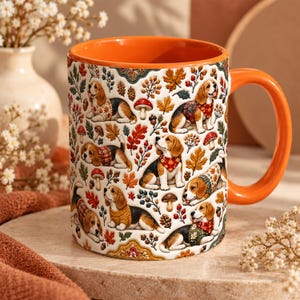 Peut inclure: Un mug en céramique avec un intérieur et une anse orange vif, orné d'un motif répétitif de chiens beagle portant des pulls et des bandanas, entremêlés de feuilles d'automne, de glands, de baies et de champignons sur un fond crème.