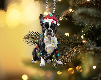 Ozdoba z wizerunkiem boston terriera, pies boston terrier z czapkami Mikołaja i światełkami, wisząca ozdoba z wizerunkiem boston terriera, prezenty świąteczne, prezent dla miłośnika psów