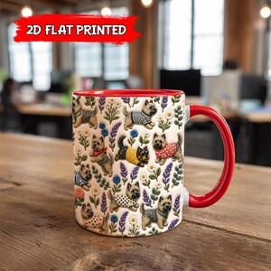 Può includere: Una tazza in ceramica bianca con interno e manico rossi, caratterizzata da un motivo stampato piatto in 2D di piccoli cani terrier in vari abiti, intervallati da fiori colorati e rametti di lavanda. Il testo 2D FLAT PRINTED appare in alto.