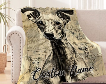 Könnte beinhalten: Eine weiche, beige Kuscheldecke mit Vintage-Ästhetik, die eine Schwarzweißillustration eines Hundes zeigt. Die Decke hat ein handgeschriebenes Textmuster und die Worte "Custom Name" in Schwarz.