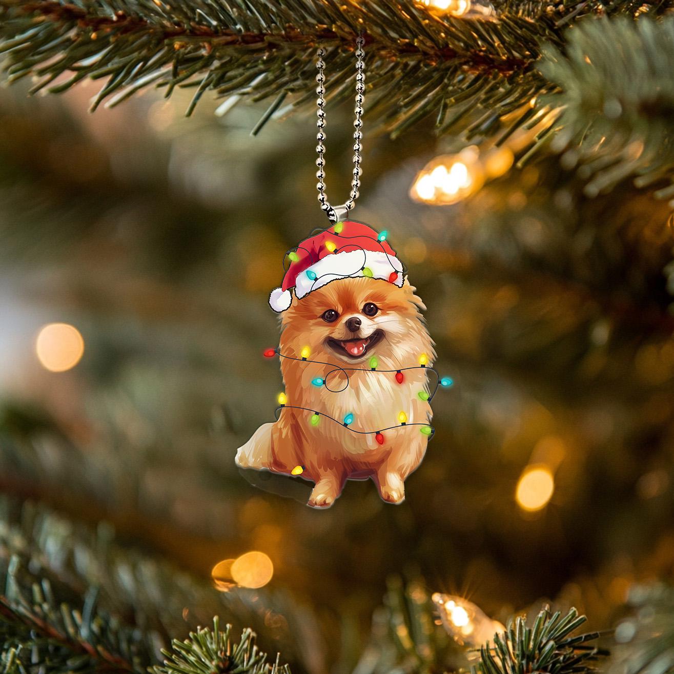 ポメラニアン犬のオーナメント、サンタの帽子とクリスマスライトの