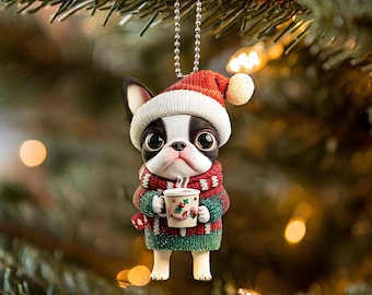 Könnte beinhalten: Ein Weihnachtsbaumschmuck mit einem Cartoon-französischen Bulldoggen, der eine Weihnachtsmütze und einen grün-roten Pullover trägt und eine Tasse heiße Schokolade hält.