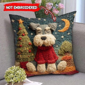 Könnte beinhalten: Dekoratives Zierkissen mit einem Schnauzer-Hund-Design. Der Hund trägt einen roten Pullover und ist vor einem Nachthimmel mit einem Weihnachtsbaum und einem Halbmond platziert. Das Kissen liegt auf einem grauen Sofa.