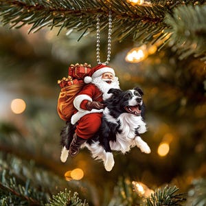 Puede incluir: Un adorno navideño con Papá Noel montando un border collie blanco y negro. Papá Noel lleva un traje rojo con ribetes blancos y una barba blanca. Lleva una bolsa de regalos y tiene una expresión alegre en su rostro. El perro lleva un collar rojo y tiene una expresión feliz en su rostro.