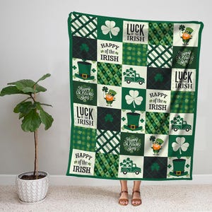 Puede incluir: Manta de franela de patchwork verde y blanco con temática del Día de San Patricio. La manta presenta tréboles, duendes y el texto "Luck of the Irish" y "Happy of the Irish".