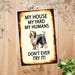 Targa in metallo vintage con barboncino My House My Yard My Humans Pet Dog Targa in alluminio per la decorazione della parete del bar della casa 15,2 x 20,3 cm