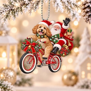 Può includere: Una decorazione natalizia da appendere raffigurante un cane marrone dorato con cappello da Babbo Natale e sciarpa verde su una bicicletta rossa. Babbo Natale siede dietro, saluta e porta un sacco rosso pieno di regali e un orsacchiotto.