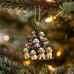 Könnte beinhalten: Ein Weihnachtsbaumschmuck mit einer Gruppe von niedlichen Hunden, die in festliche Kleidung gekleidet sind und sich um einen geschmückten Weihnachtsbaum versammelt haben. Der Schmuck ist aus strapazierfähigen Materialien gefertigt und perfekt, um jedem Weihnachtsbaum einen Hauch von festlicher Stimmung zu verleihen.