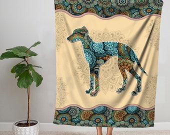 Könnte beinhalten: Eine Decke mit cremefarbenem Hintergrund und einem großen, detaillierten, blauen und grünen Mandala-Design eines Hundes. Der Rand der Decke ist ein sich wiederholendes Muster aus blauen, grünen und orangefarbenen Mandalas.