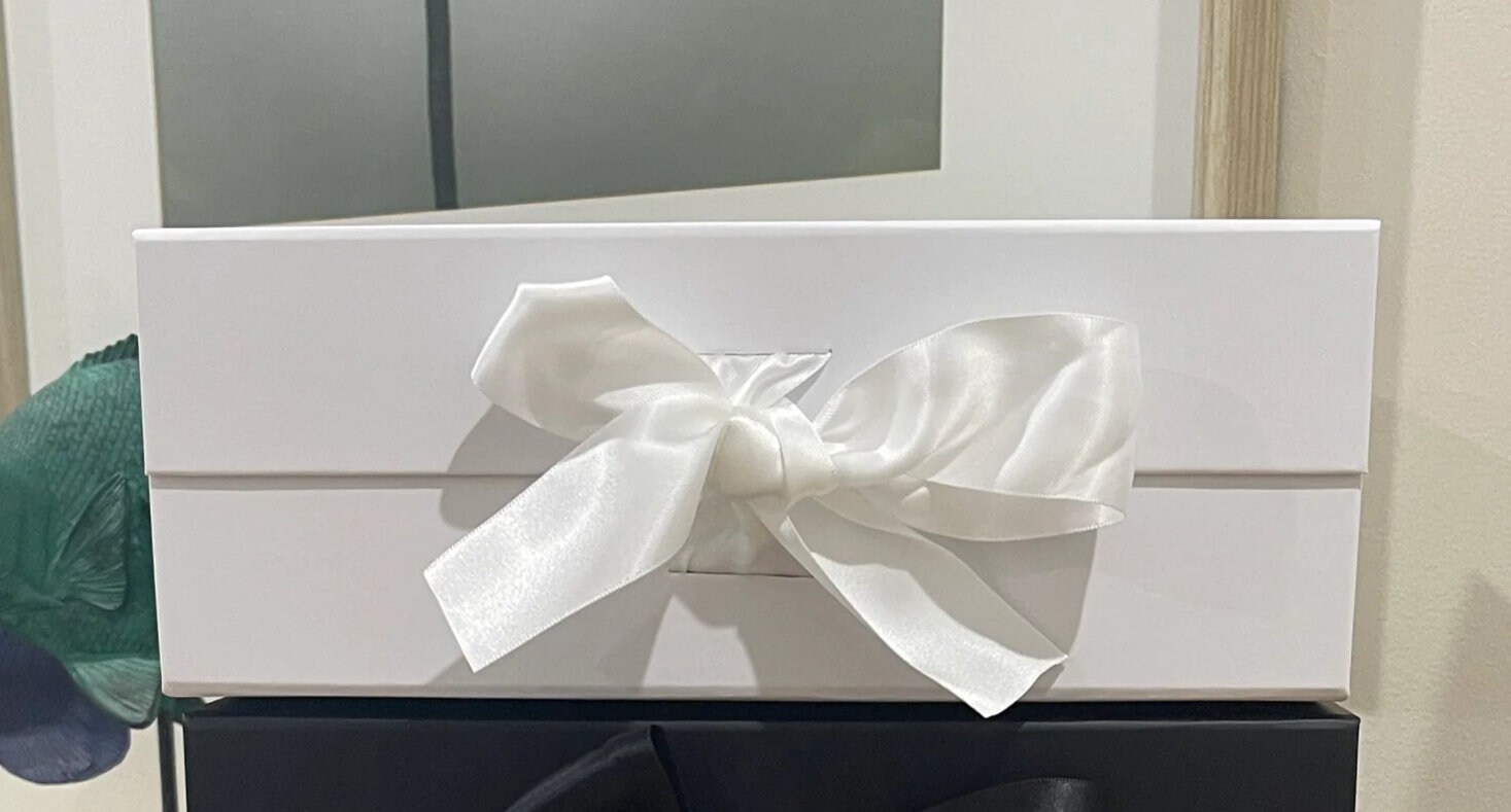 Weiße Box weißes RIBBON Starre magnetische Box / schlichte leere Box / Geschenkkorb / Geschenkbox / Brautjungfer Box // Zubehör / Unvollkommenheiten