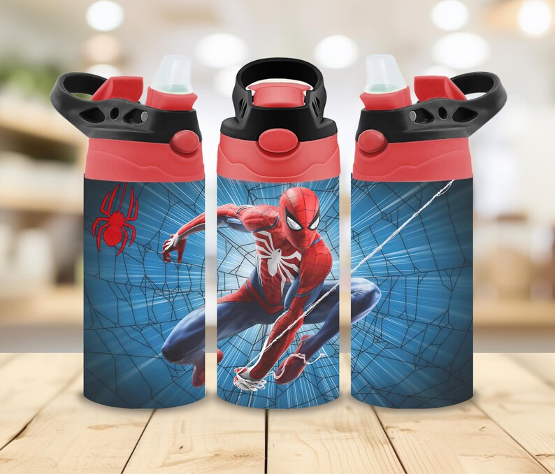 Może przedstawiać: Zestaw trzech butelek na wodę z czerwonymi i czarnymi pokrywkami, z niebieskim tłem z motywem pajęczyny. Butelki mają czerwone logo pająka i grafikę Spider-Mana w czerwono-niebieskim kostiumie.