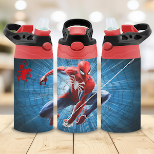 Może przedstawiać: Zestaw trzech butelek na wodę z czerwono-czarnymi pokrywkami, z niebieskim tłem z motywem pajęczyny. Butelki mają czerwone logo pająka i grafikę Spider-Mana w czerwono-niebieskim kostiumie.