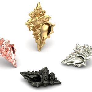 Puede incluir: Cuatro piezas de joyería en forma de concha en oro, oro rosa, plata y negro. Los diseños detallados presentan superficies texturizadas y protuberancias puntiagudas, con un perno visible en la pieza de oro rosa. La joyería se muestra sobre un fondo blanco.