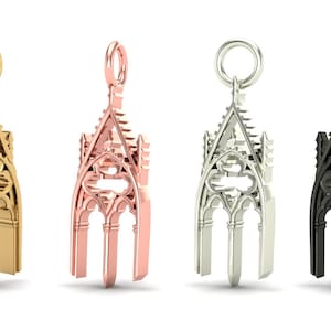 Può includere: Quattro ciondoli in oro, oro rosa, argento e nero, ciascuno con un dettagliato design gotico a cattedrale. I ciondoli hanno un anello nella parte superiore per appenderli e una base a tre punte. Lo sfondo è bianco.