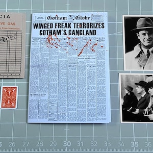 1/6 Scale Miniature Hot Toys DX08/D14 1989 Jack Nicholson Joker Card, Newspaper, Photos Accessory Set For 12 Inch Action Figures