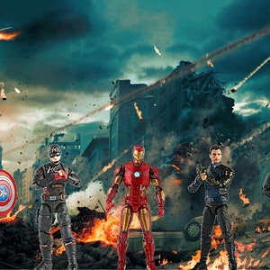 Pode incluir: Figuras de a&ccedil;&atilde;o de super-her&oacute;is em uma cidade devastada pela guerra. As figuras incluem o Capit&atilde;o Am&eacute;rica com seu escudo, Homem de Ferro em um traje vermelho e dourado, e outros em poses de combate. O fundo mostra uma paisagem urbana destru&iacute;da com explos&otilde;es.