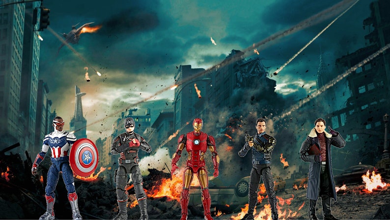 Pode incluir: Figuras de a&ccedil;&atilde;o de super-her&oacute;is em uma cidade devastada pela guerra. As figuras incluem o Capit&atilde;o Am&eacute;rica com seu escudo, Homem de Ferro em um traje vermelho e dourado, e outros em poses de combate. O fundo mostra uma paisagem urbana destru&iacute;da com explos&otilde;es.