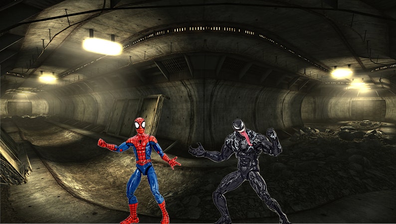 以下が含まれることがあります： 暗い廃墟のトンネルの中で、赤と青のスパイダーマンのアクションフィギュアが、黒のヴェノムのアクションフィギュアと向かい合っている。両方のフィギュアは腕を上げて戦闘態勢をとっている。