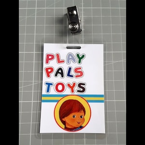 Druckbare Play Pals Spielzeug Mitarbeiter ID Abzeichen Prop Replica Download von Child&#39;s Play 2