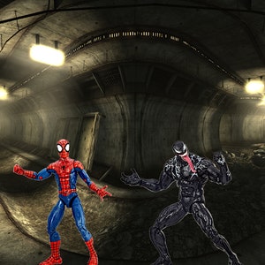 以下が含まれることがあります： 赤と青のスパイダーマンのアクションフィギュアが、暗いコンクリートのトンネルに立っており、黒いヴェノムのアクションフィギュアと向かい合っています。ヴェノムは長い赤い舌を出しており、戦闘態勢をとっています。