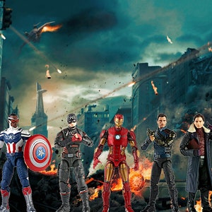 Pode incluir: Figuras de a&ccedil;&atilde;o de v&aacute;rios super-her&oacute;is em uma cena de batalha. As figuras incluem Capit&atilde;o Am&eacute;rica, Homem de Ferro e outros, ambientadas em uma cidade em ataque com explos&otilde;es e uma criatura voadora.