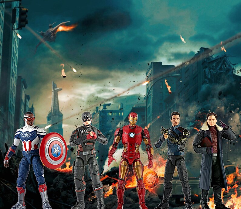 Pode incluir: Figuras de a&ccedil;&atilde;o de v&aacute;rios super-her&oacute;is em uma cena de batalha. As figuras incluem Capit&atilde;o Am&eacute;rica, Homem de Ferro e outros, ambientadas em uma cidade em ataque com explos&otilde;es e uma criatura voadora.