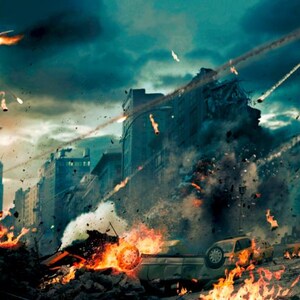 Pode incluir: Imagem dram&aacute;tica de uma cidade sob ataque. Edif&iacute;cios desmoronam, engolidos por chamas e explos&otilde;es. Avi&otilde;es e proj&eacute;teis cortam o c&eacute;u, criando uma cena de caos e destrui&ccedil;&atilde;o. A paleta de cores &eacute; escura e amea&ccedil;adora.