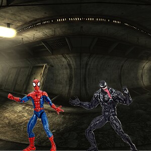 以下が含まれることがあります： 暗いコンクリートのトンネルの中で、赤と青のスパイダーマンのアクションフィギュアが、黒いヴェノムのアクションフィギュアと向かい合っています。両方のフィギュアは戦闘態勢をとっています。