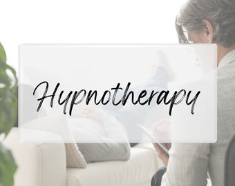 Könnte beinhalten: Ein Therapeut sitzt mit einem Klienten auf einem weißen Sofa und macht Notizen. Das Wort "Hypnotherapie" ist in schwarzer Kursivschrift auf einem weißen Rechteck geschrieben.