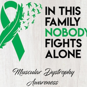 Puede incluir: Cinta verde con un diseño de pluma y una bandada de pájaros volando. El texto "En esta familia nadie lucha solo" está escrito en negro. Debajo del texto está "Muscular Dystrophy Awareness".