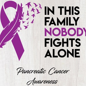 Pancreaskanker SVG, PNG - In deze familie vecht niemand alleen - Bestanden voor Cricut, Silhouette, Pancreas Awareness Month, Purple Ribbon