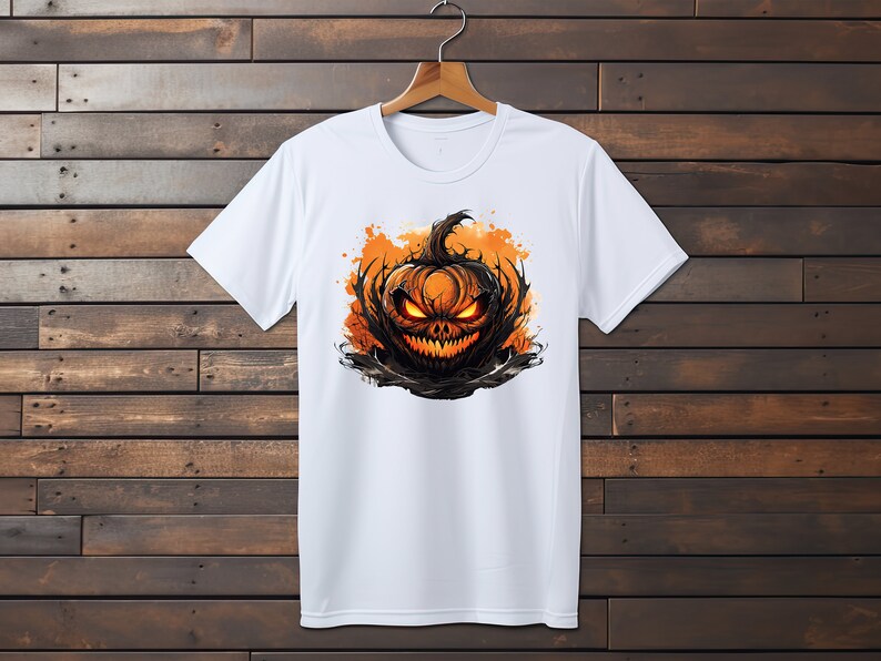 Puede incluir: Camiseta blanca con un estampado gr&aacute;fico de una calabaza de Halloween aterradora con ojos brillantes y una sonrisa amenazante.