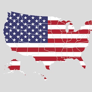 Op de afbeelding: Een kaart van de Verenigde Staten van Amerika met het ontwerp van de Amerikaanse vlag. De kaart toont de staten en gebieden van de Verenigde Staten.