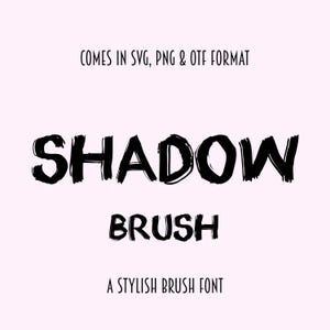 Puede incluir: Texto gráfico en blanco y negro que dice "SHADOW BRUSH" con las palabras "A STYLISH BRUSH FONT" debajo. El texto está en un estilo de fuente de pincel. El texto está sobre un fondo rosa claro. El texto también dice "COMES IN SVG, PNG & OTF FORMAT".