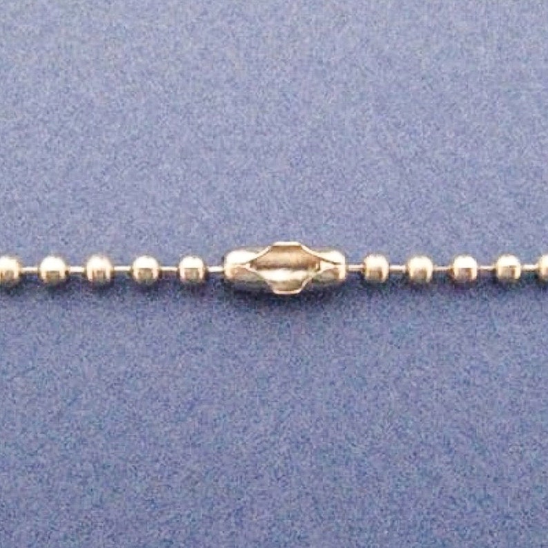 Op de afbeelding: Een zilveren ballenketting met een zilveren sluiting. De ketting is gemaakt van kleine, ronde kralen.