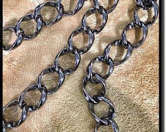 Gunmetal Grande Curb Chain 15.5mm x 11.5mm. [CH495EGU]