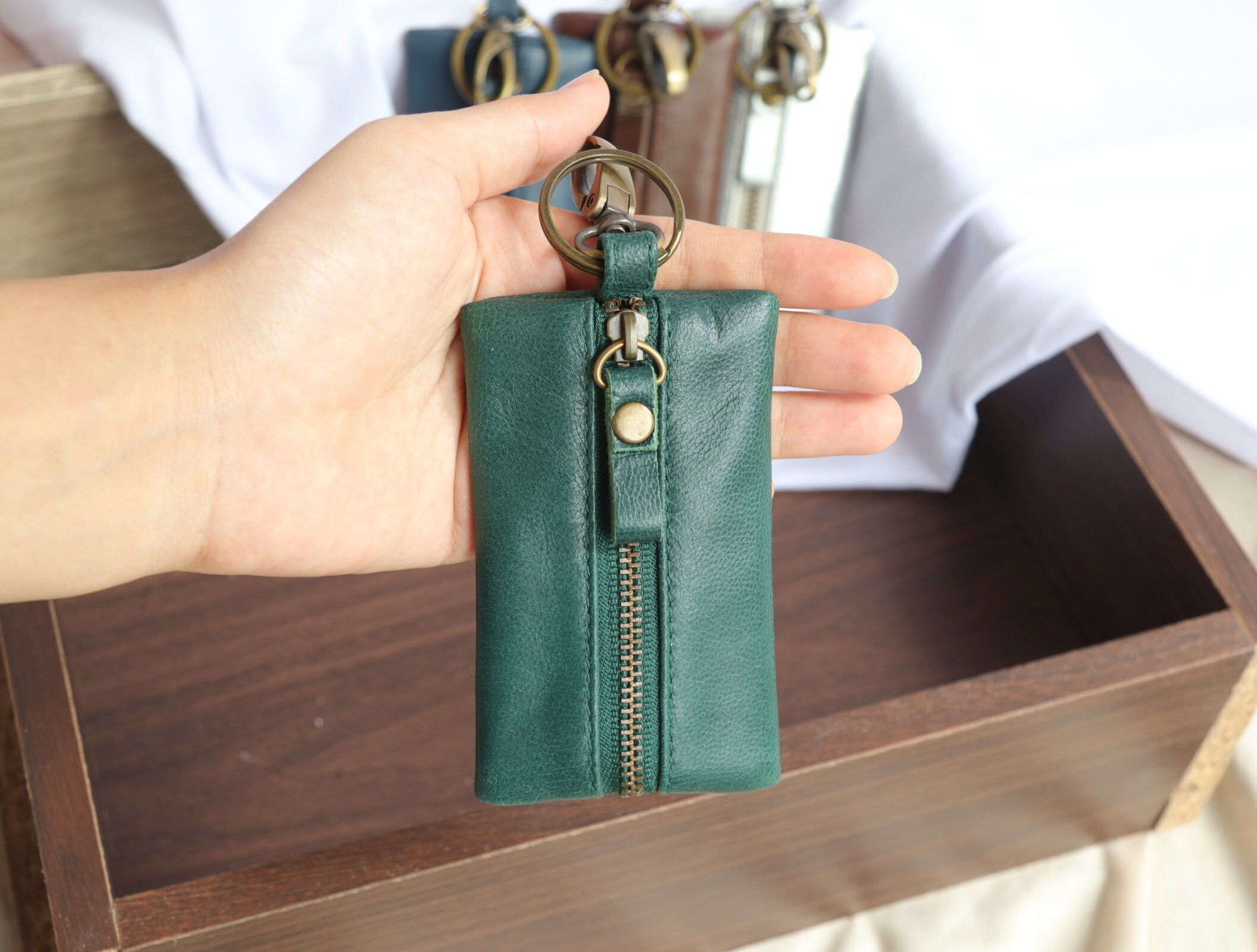 パーソナライズされたレザーコインキーホルダー：ハンドメイドジッパーポーチ - Etsy 日本