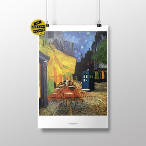 Peut inclure: Une peinture d'un café de nuit avec un ciel étoilé. Le café est éclairé de lumières jaunes et des gens sont assis à des tables à l'extérieur. Une boîte de police bleue est garée dans la rue. La peinture est dans le style de Vincent van Gogh.