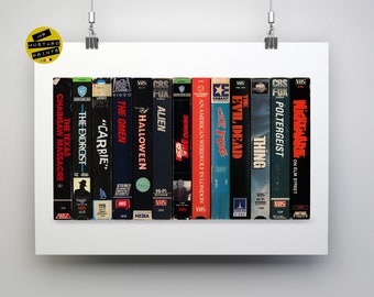 Może przedstawiać: Kolekcja 12 kaset VHS z klasycznymi tytułami filmów grozy, w tym "Koszmar z ulicy Wiązów", "Poltergeist", "Rzecz", "Martwe zło", "Mgła", "Amerykański wilkołak w Londynie", "Lśnienie", "Obcy", "Halloween", "Znak", "Carrie", "Egzorcysta" i "Teksańska masakra piłą mechaniczną".
