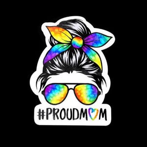Adesivo de mãe orgulhosa, laptop, LGBTQ, romance mm, romance gay, lésbica, coração orgulhoso, mãe lgbtq, adesivo #mãeorgulhosa, adesivo para tablet, brilhante