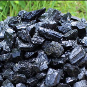 Tourmaline noire brute, petite taille, ancrage, force, protection, vendeur canadien, expédition rapide !