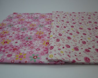 Lot de 2 pièces de tissu neuf en coton 50 * 50 cm avec motif fleurs; couleurs: rose / blanc.