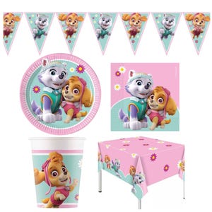 Może przedstawiać: Zestaw artykułów na przyjęcie Paw Patrol, w tym różowy obrus, papierowe talerze, serwetki, kubki i baner. Artykuły przedstawiają postacie Skye i Everest w stylu kreskówkowym. Obrus jest różowy z kwiatowym wzorem i wizerunkami postaci.